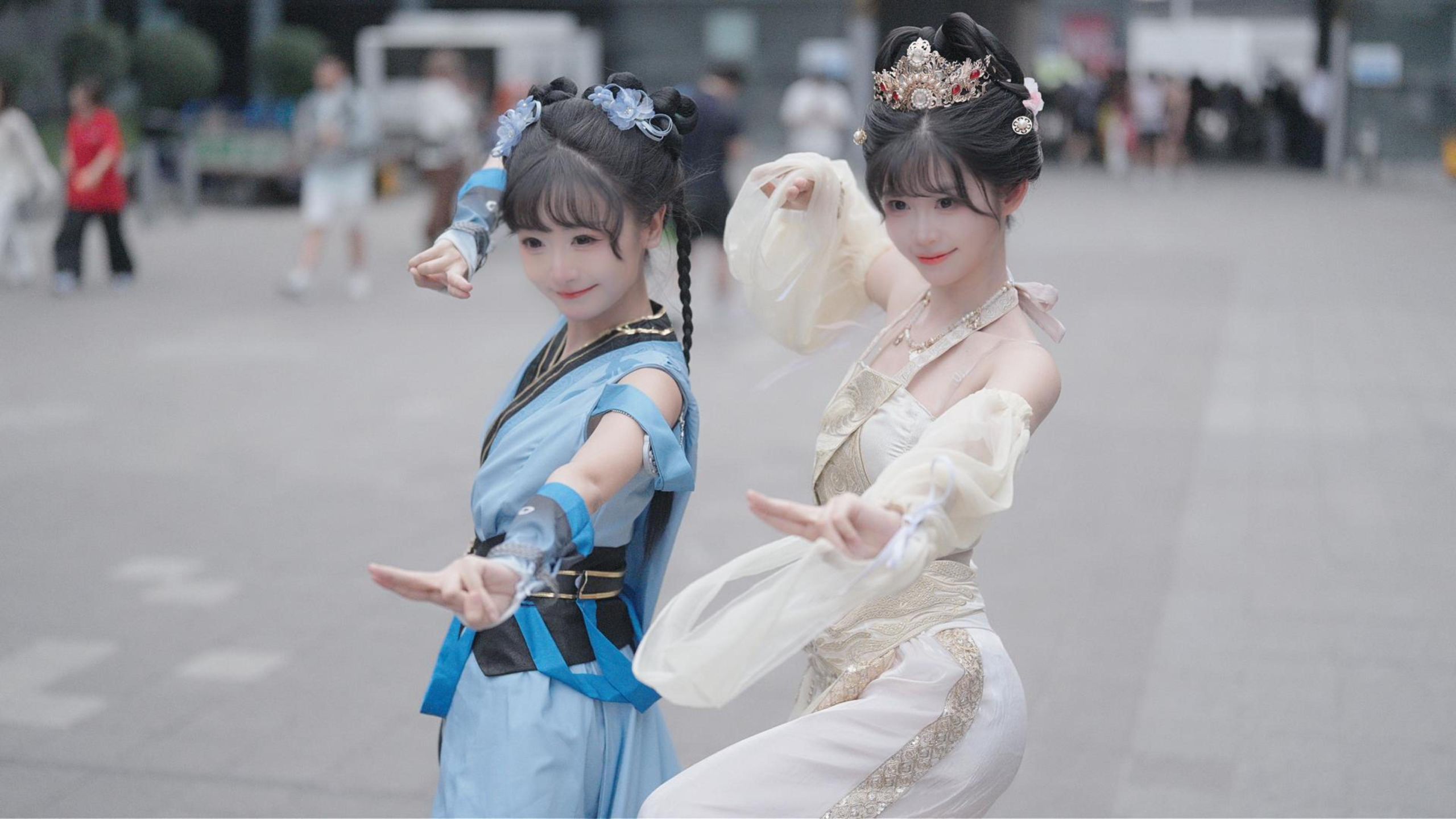 师姐说剑修第一课就要扎高马尾 但也没说有两个师妹呀！