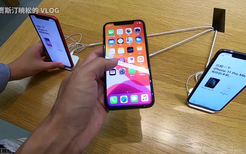 APPLE官方零售店人气高啊 大家都是来看新iPhone11的 大连百年城哔哩哔哩bilibili