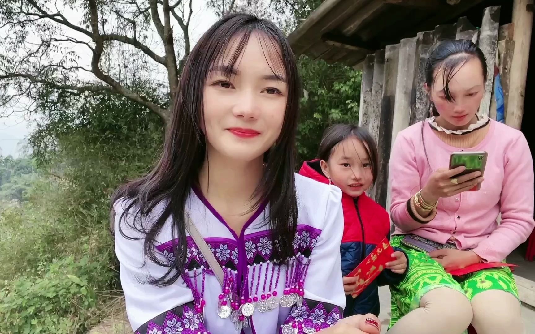 越南农村给小美女发个小红包叫她当了一圈导游可爱不