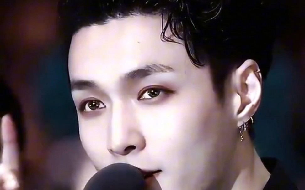 张艺兴在exo颁奖典礼上发言