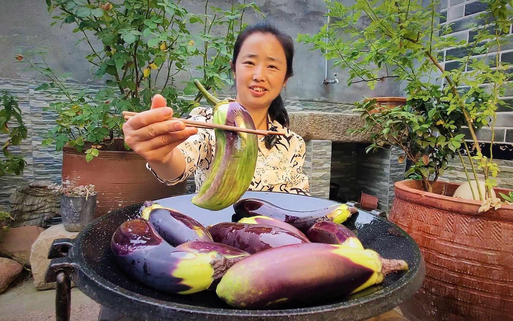 菜园里忙了一下午,煎9个蒜香味的紫茄子,鲜嫩可口吃着太香了哔哩哔哩bilibili