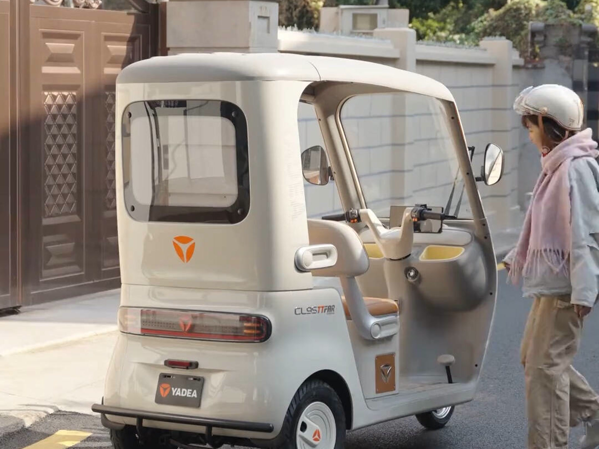 时尚代步车 封闭后篷车 门店自提车 雅迪电动三轮车