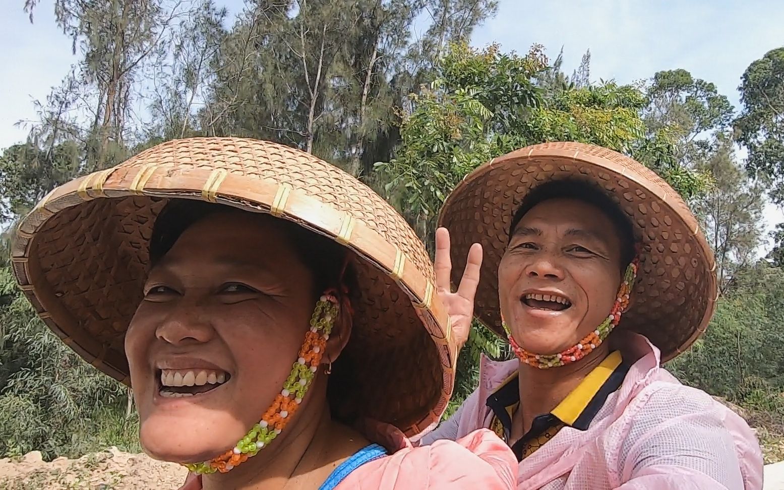 阿文带老婆去赶海大海螺大螃蟹捡到满满一桶不知道从何捡起了