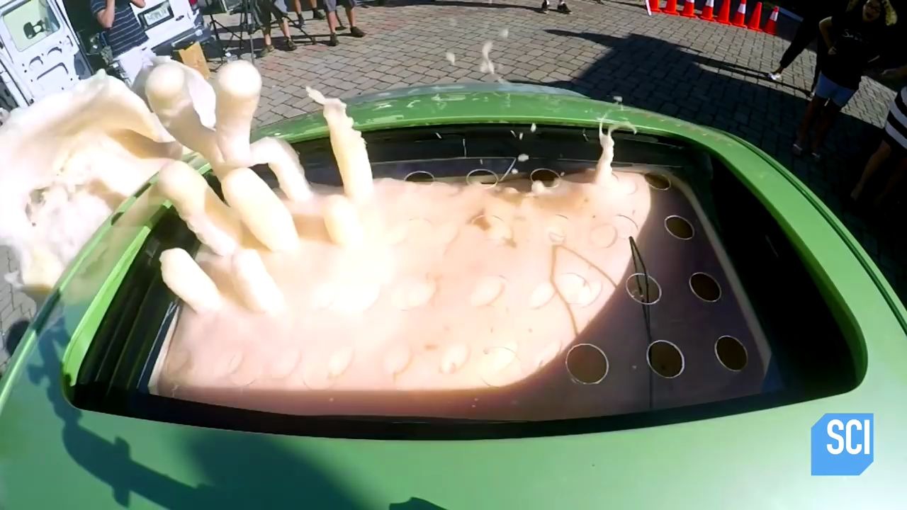 观看这辆汽车喷出的真棒泡沫喷泉! |街头科学