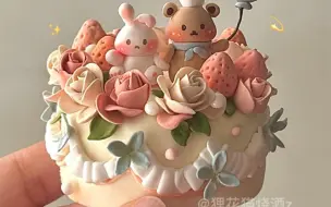 Video herunterladen: 超轻粘土教程·冬日午后的玫瑰草莓小蛋糕～🍰叮咚 泰迪烘焙店开张啦玫瑰与草莓的馨香交织在暖暖的冬日午后小熊精心烘焙的蛋糕 温馨而浪漫