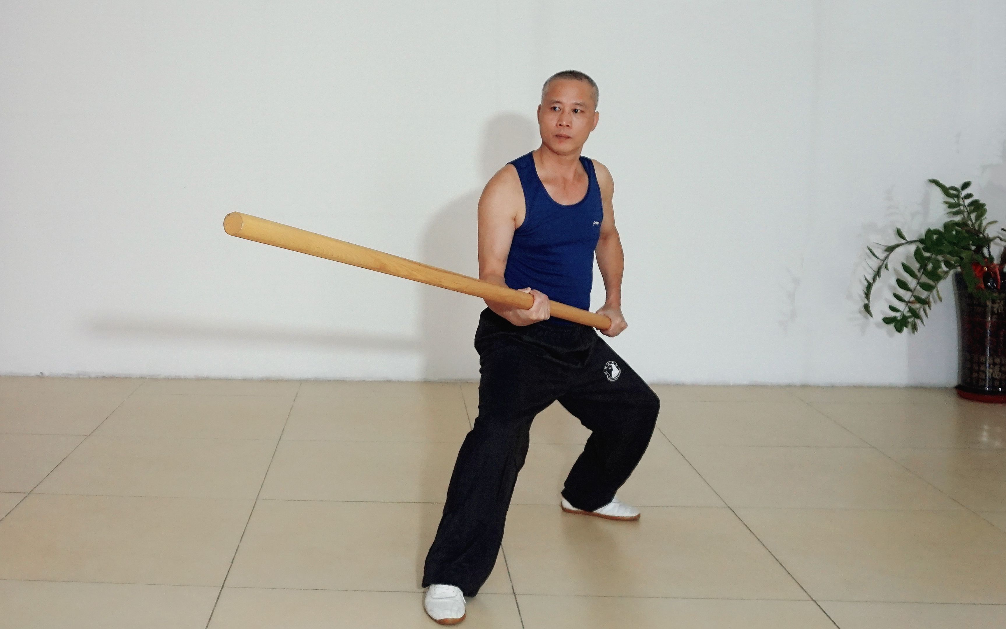 六点半棍的要诀身手齐进,握端远击长兵短用,咏春拳师傅梁康摄制