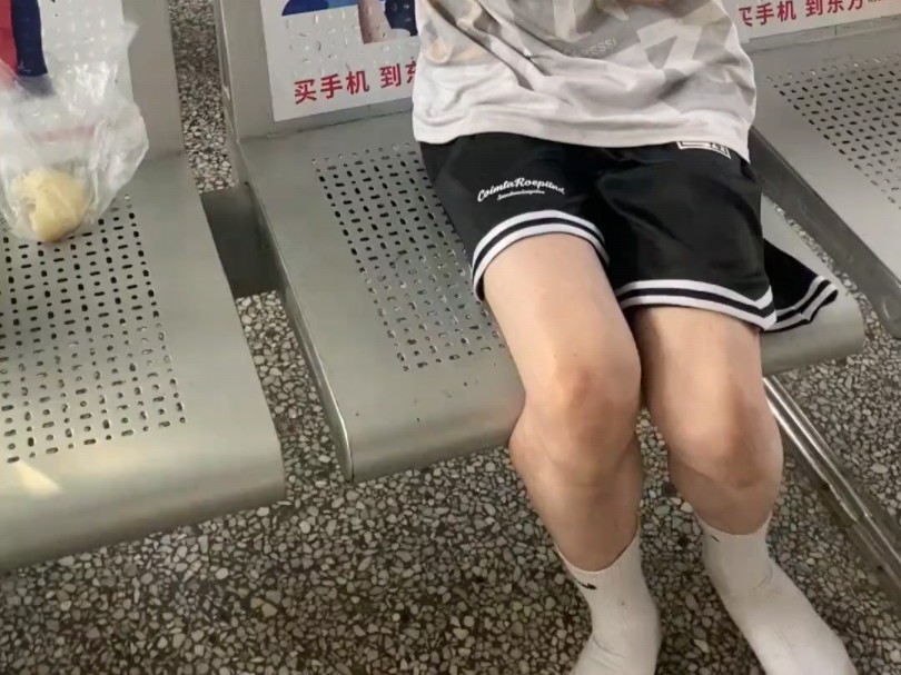 白袜小哥哥走失客运站,神志不清,后续已经被家人接回家了.