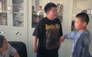 Tải video: 课间小学老师的办公室，每天都有调解不完的“民事纠纷”，“这不是老师 这是青天大老爷啊”。