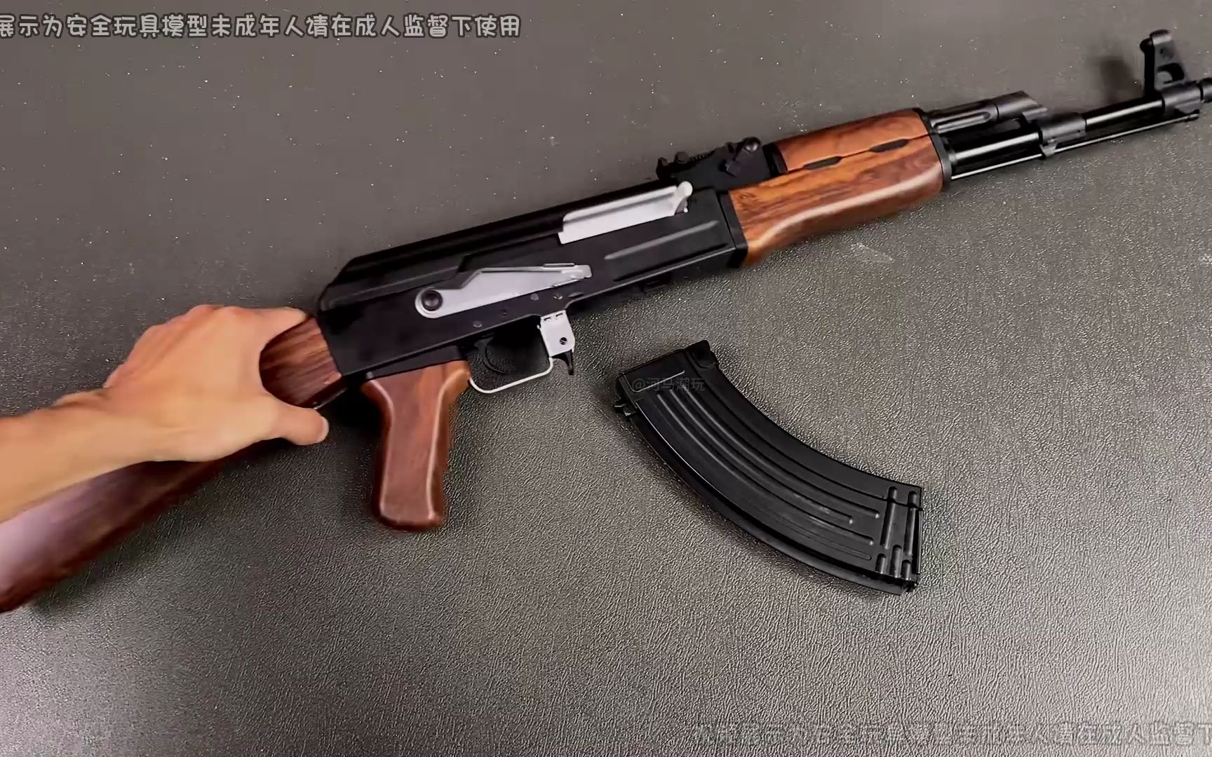 沉浸式把玩体验任翔ak47,冰凉件满满,还有实木套件可以选择