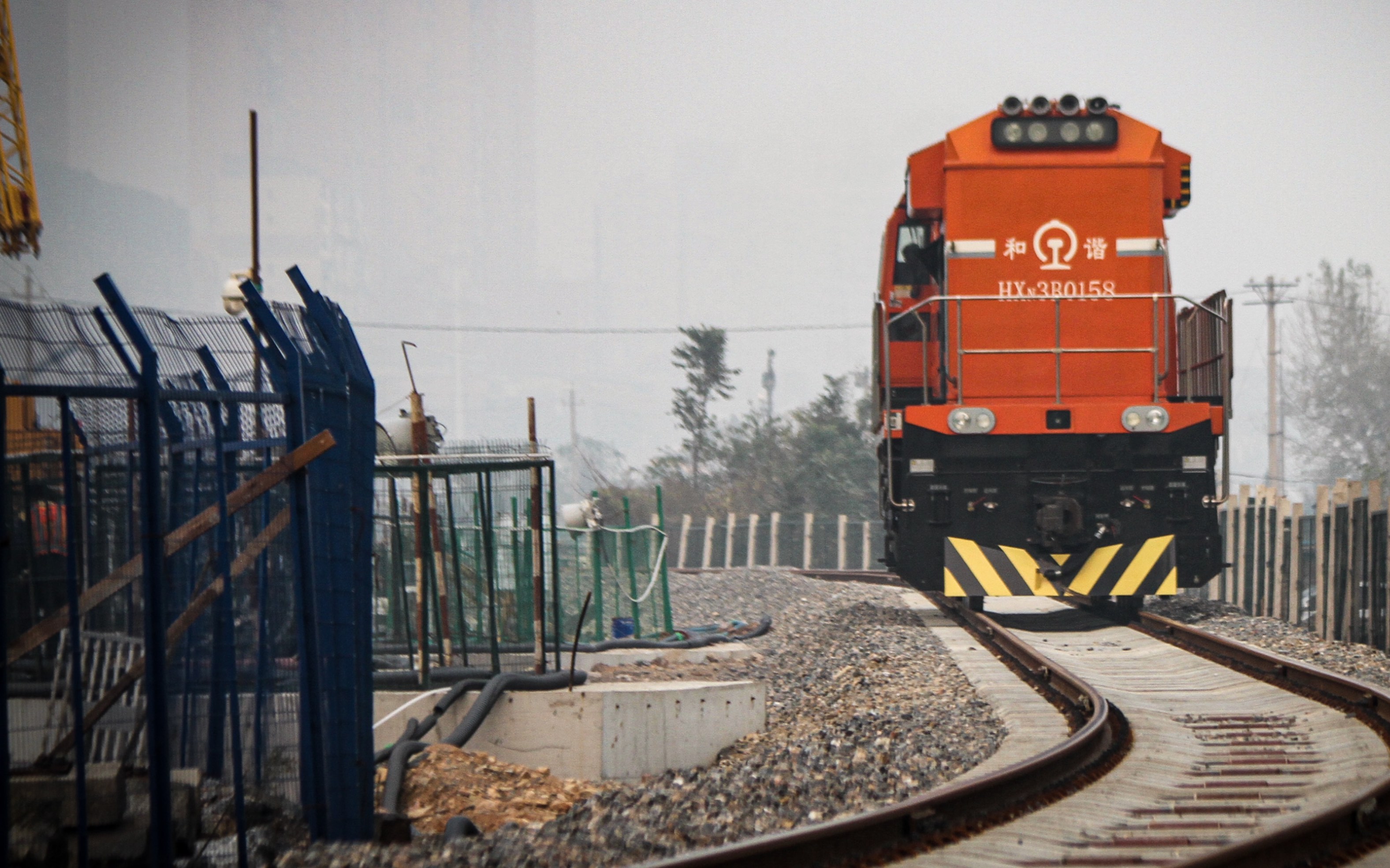 【大连铁路】hxn3b通过因海底隧道施工影响而改道的甘井子站进站区段