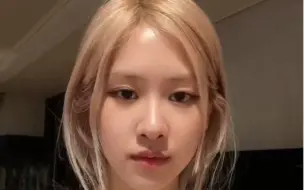 Descargar video: ROSÉ TIKTOK更新最近超火的左右脸对称，太可爱了