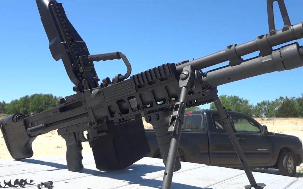 外国一小哥射击体验m60e6通用机枪:好家伙,感觉没点肌肉和体格都用不