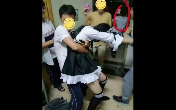 [图]男生宿舍里的女装大佬。