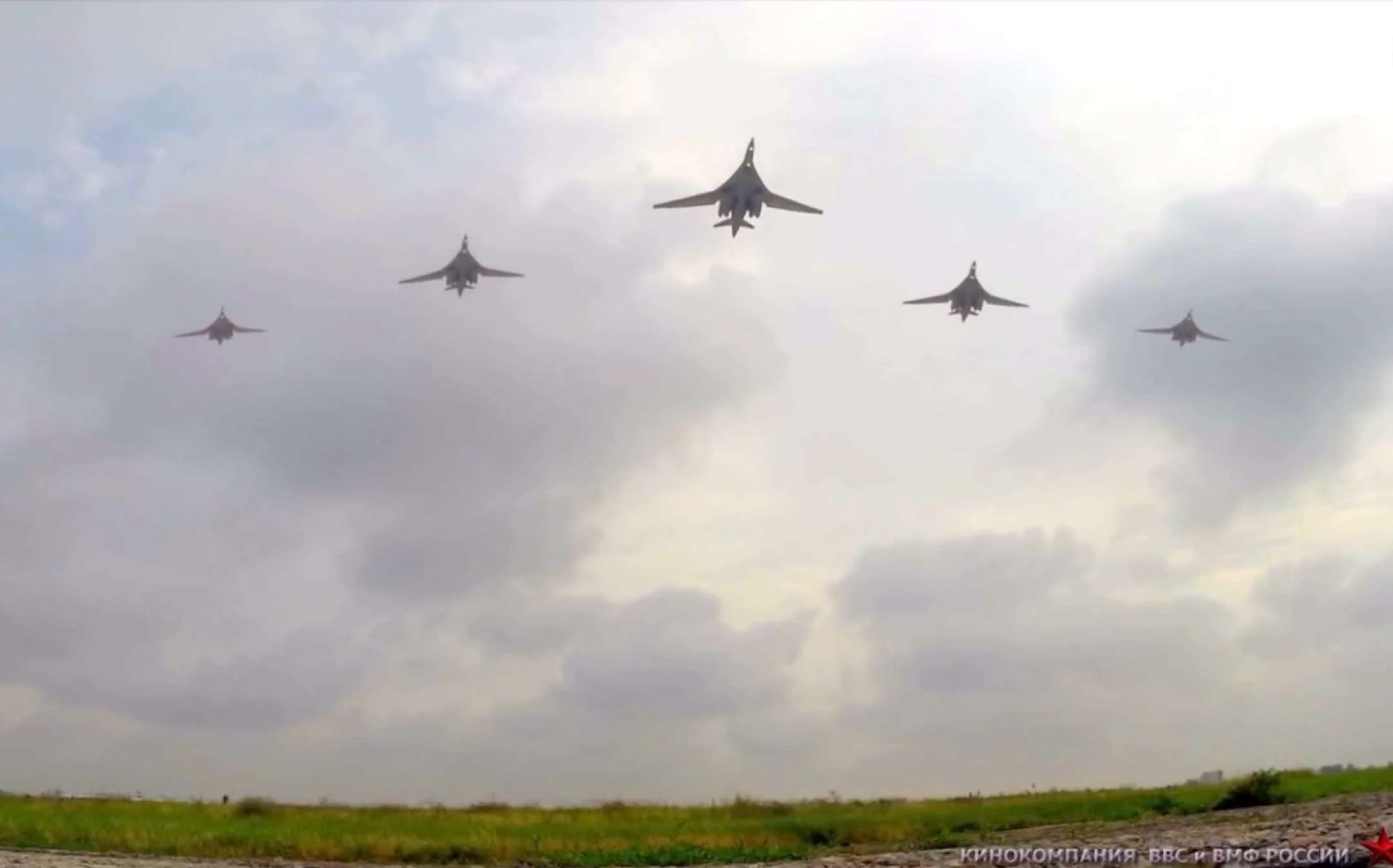 俄罗斯空天军tu160轰炸机编队训练