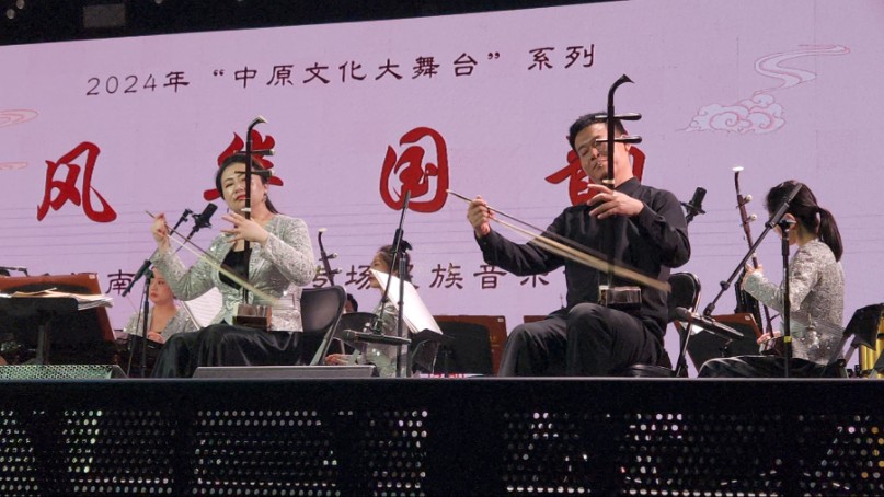 二胡齐奏:《新赛马》02河南民族乐团 演奏:李夏丰02 陈02 蓓