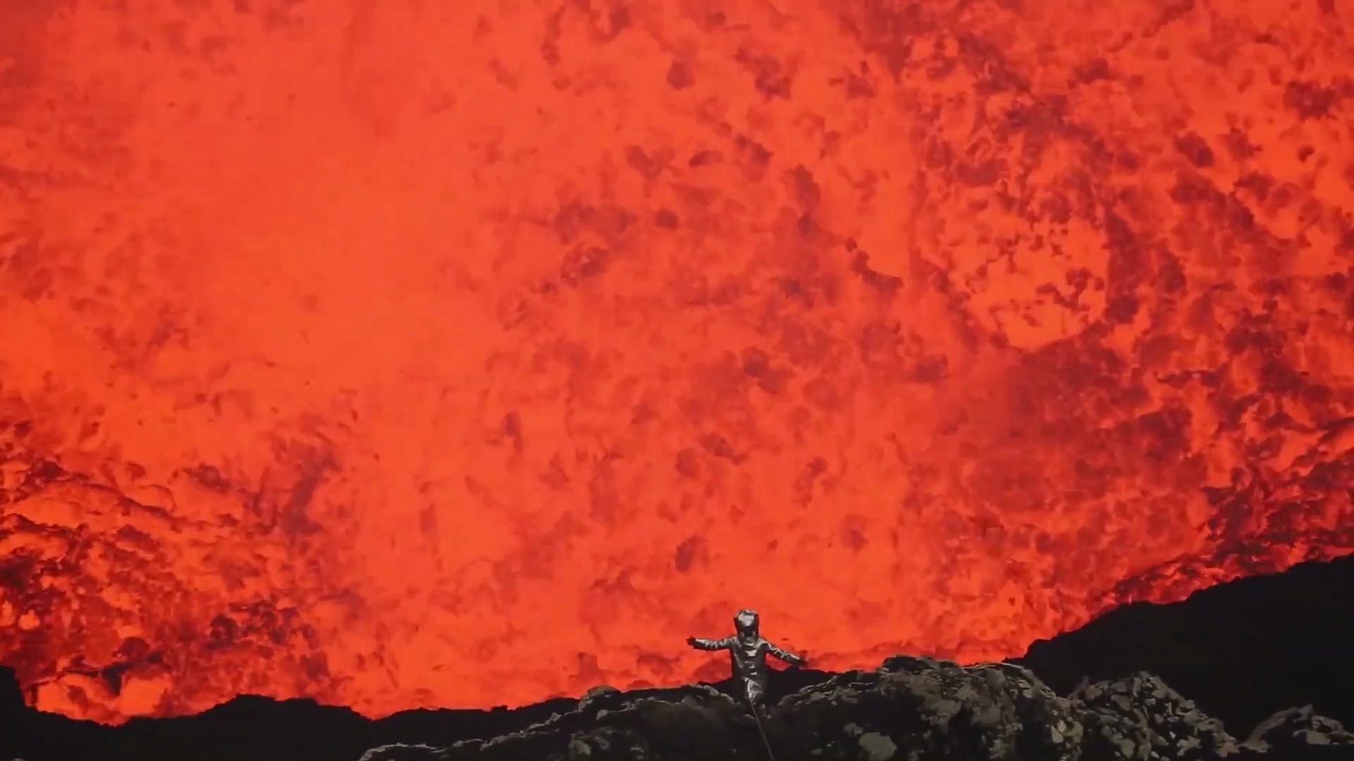 [图]【胆小者勿进】近距离带你观察活火山的火山口。