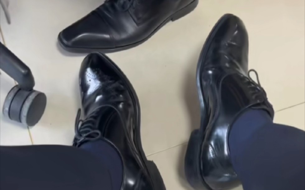 主打的就是一个挑逗他 正装皮鞋黑袜