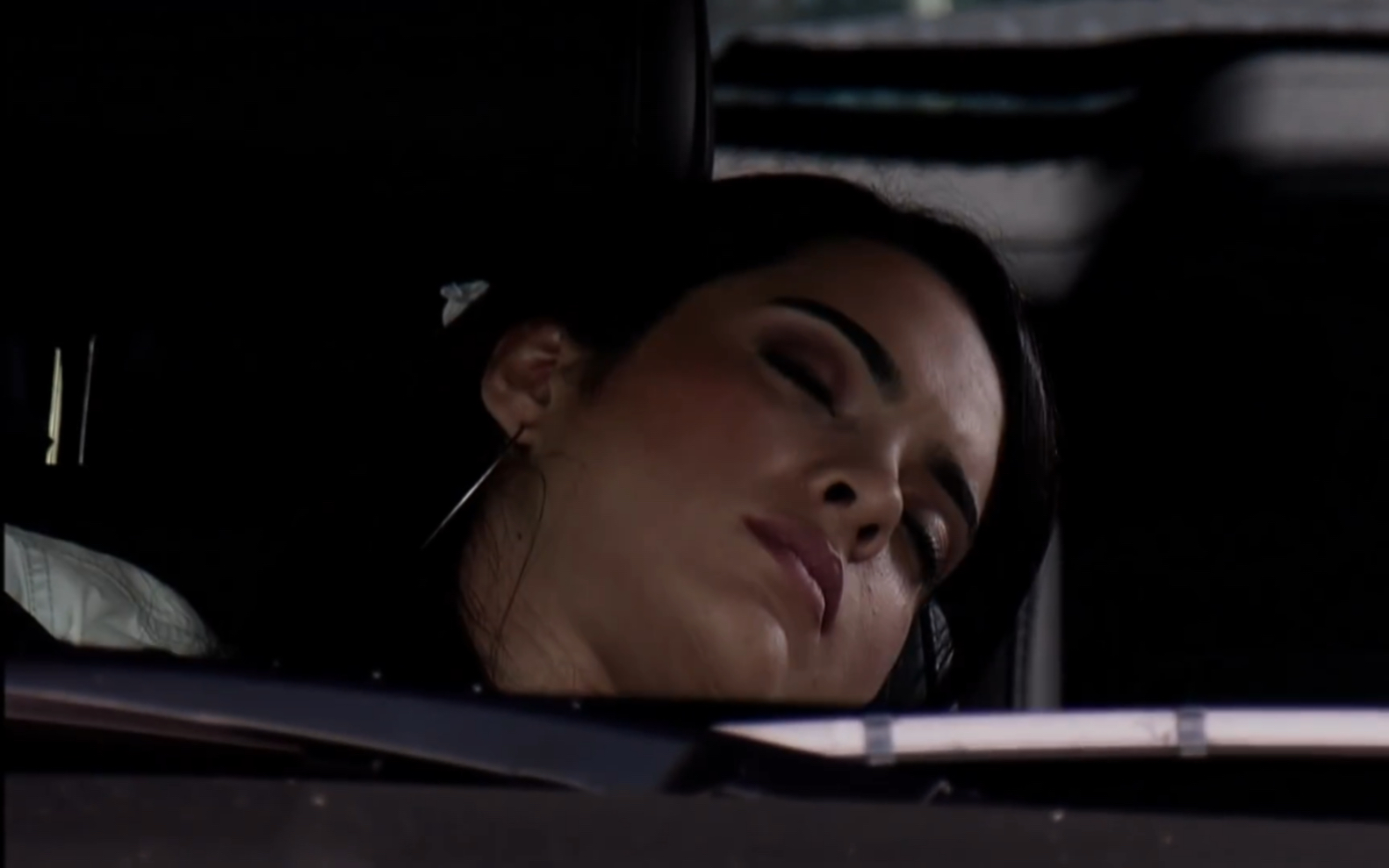 美女在花店门口被前男友捂晕带走