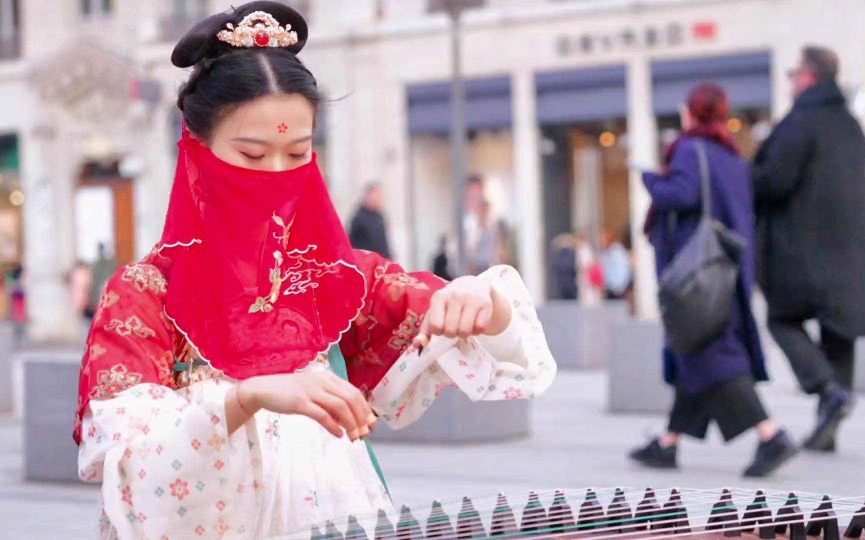 你在法国街头弹这个?古筝 西游记 碰碰彭碰彭 猪八戒背媳妇