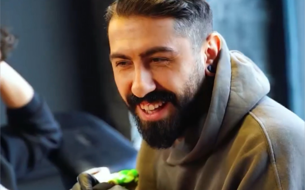 国外著名纹身师:做自己喜欢的工作真的很开心#纹身师日常#刺青艺术