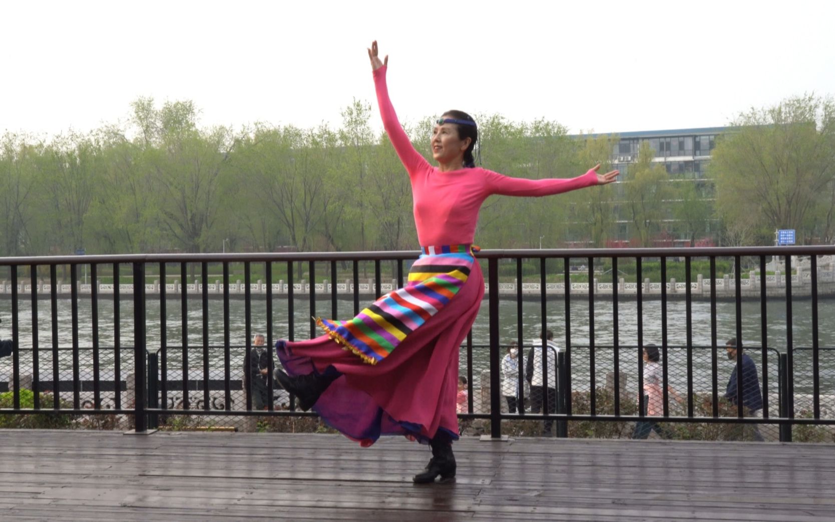 广场舞《康巴情》歌醉人,动作简单优美,邀您共赏_哔哩哔哩_bilibili