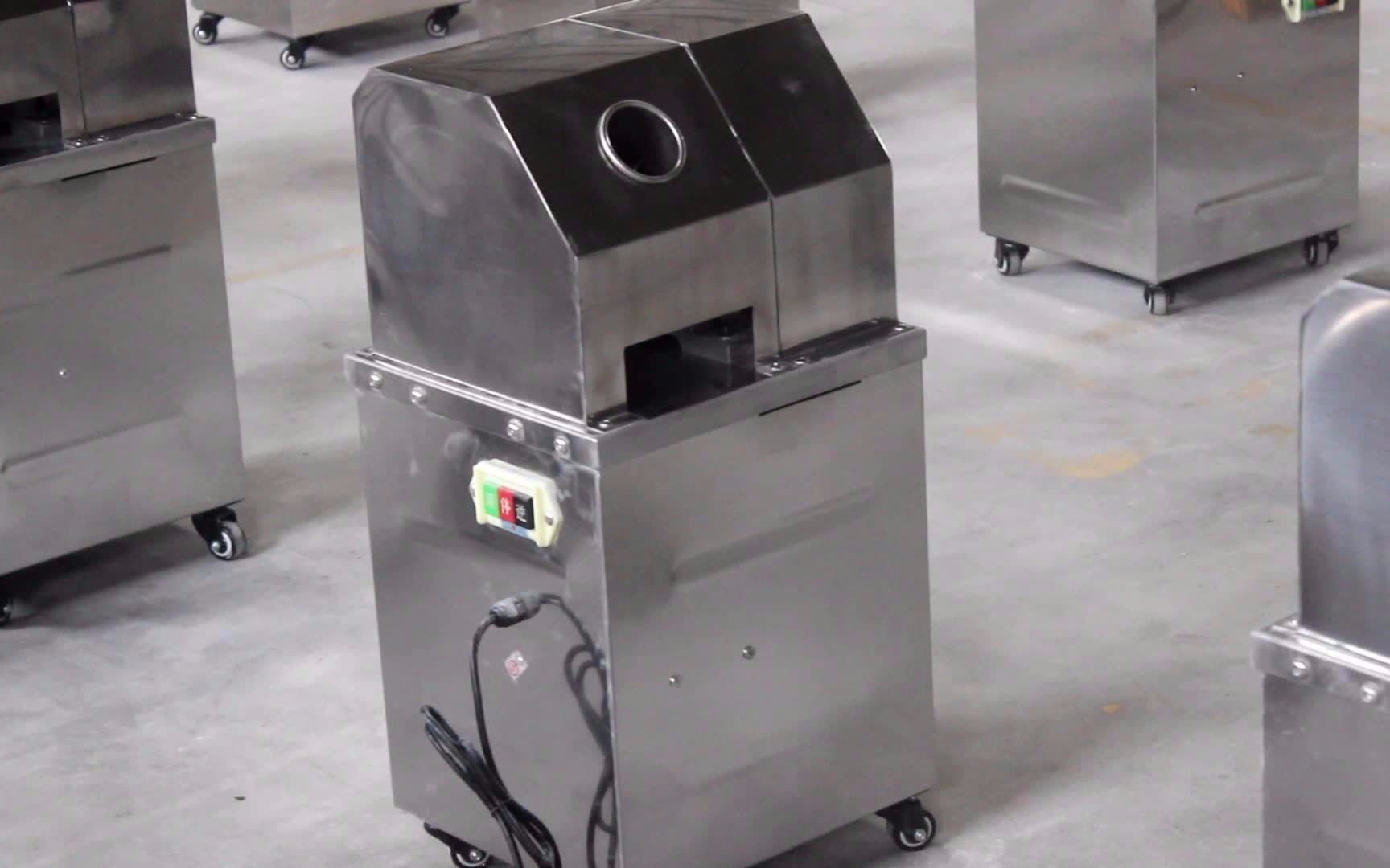 生产立式电动款甘蔗榨汁机台式款电瓶甘蔗机双电源款榨甘蔗汁机咨询点