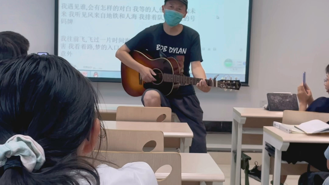 【暨南大学】暨大国院新生第一节大学写作课现场视频流出(秘)戴爱明老师个人直拍(bushi哔哩哔哩bilibili