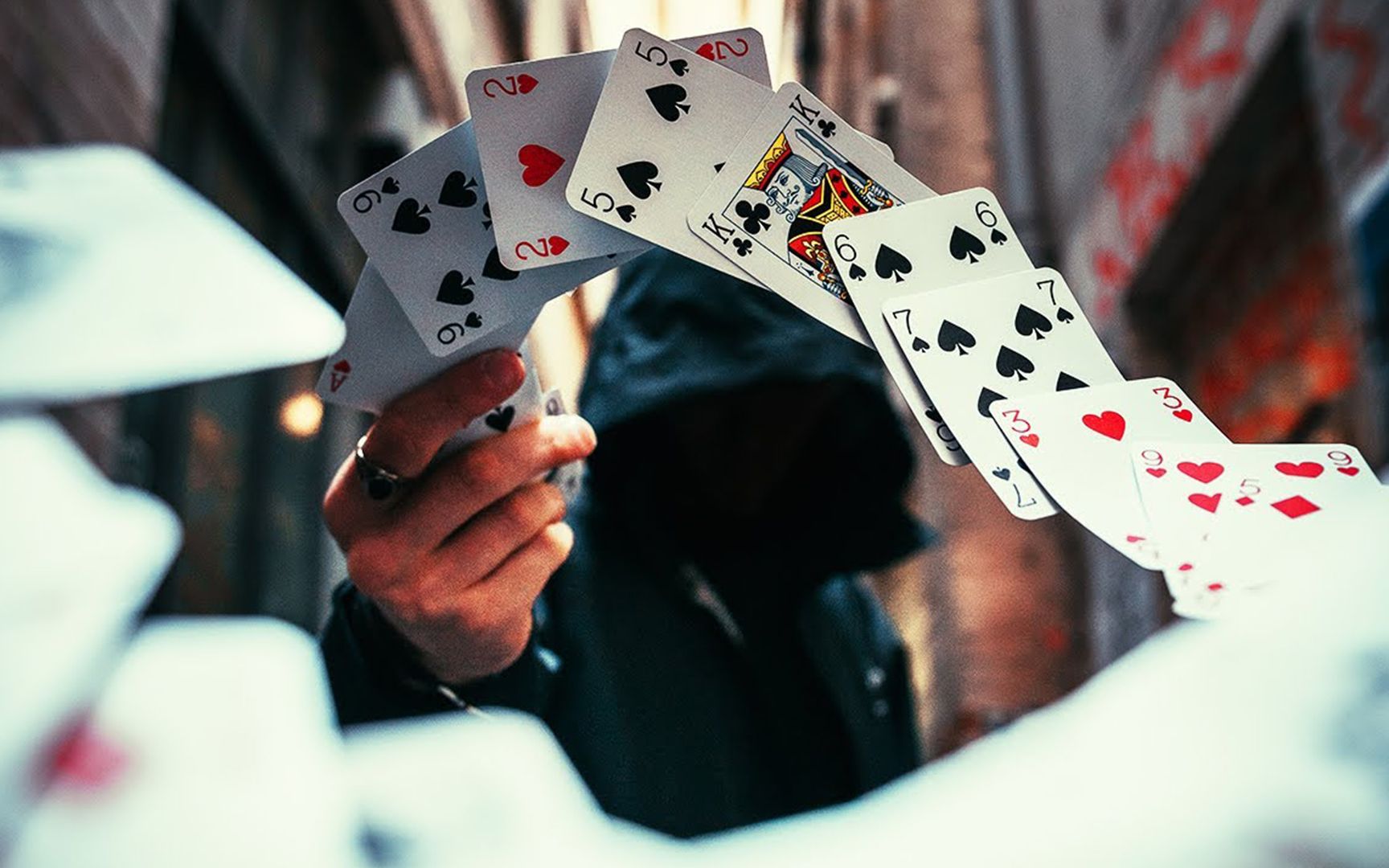 摄影教程 | 如何用扑克牌拍摄电影感人像大片摄影技巧