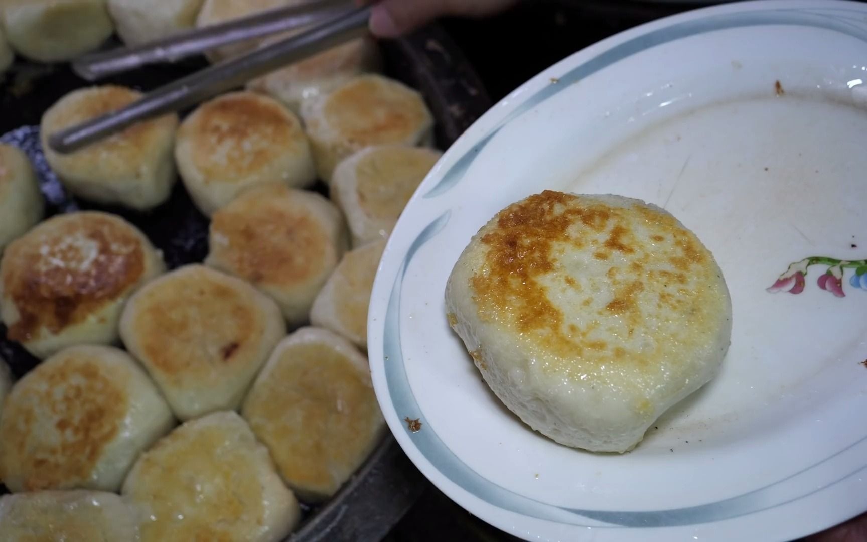 【台湾街头】低调的台东路边摊,水煎包煎的很有水准,焦黄喷香,太好吃