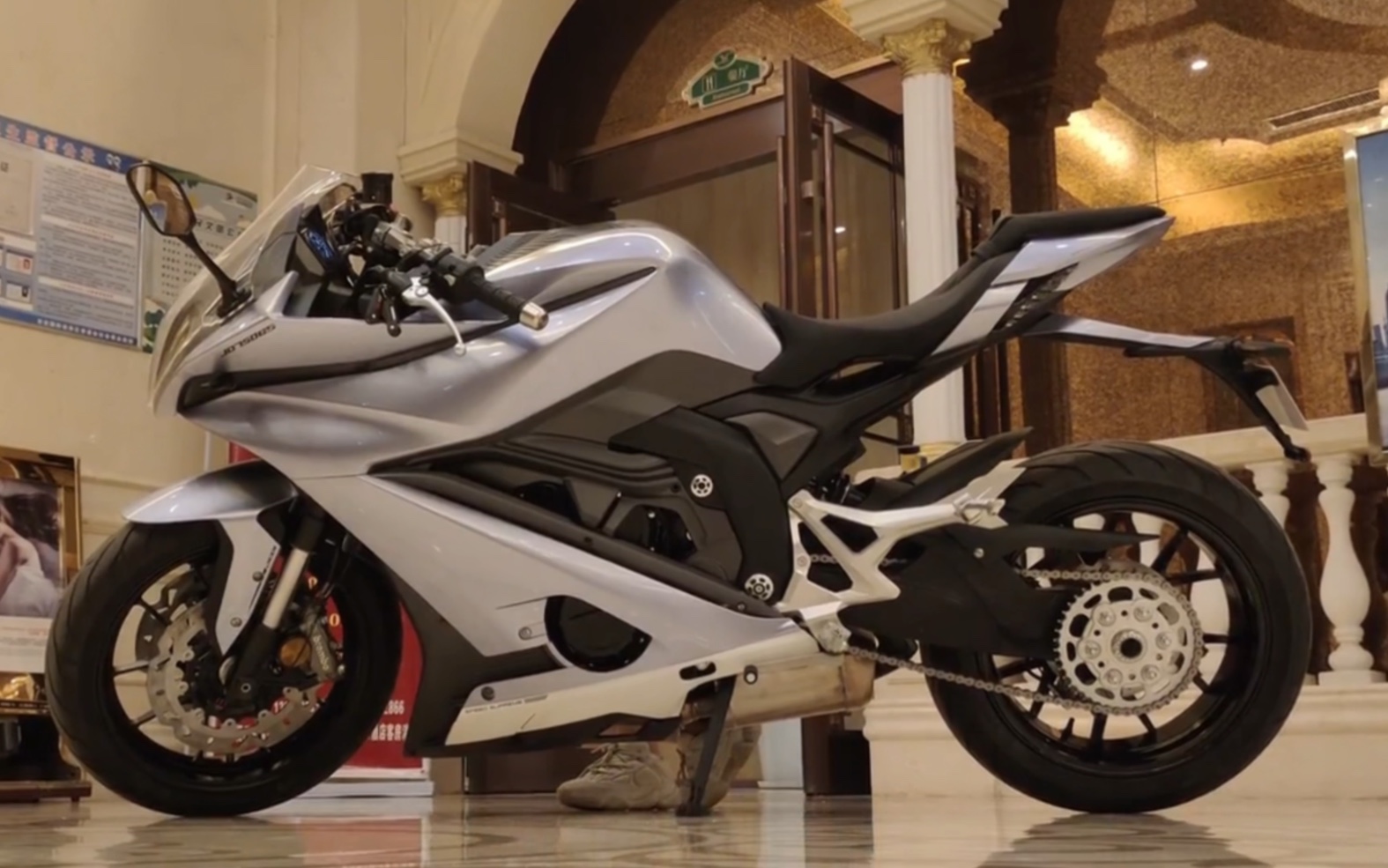 西安摩博会酒店楼下遇到的杰迪k750,颜值天花板!