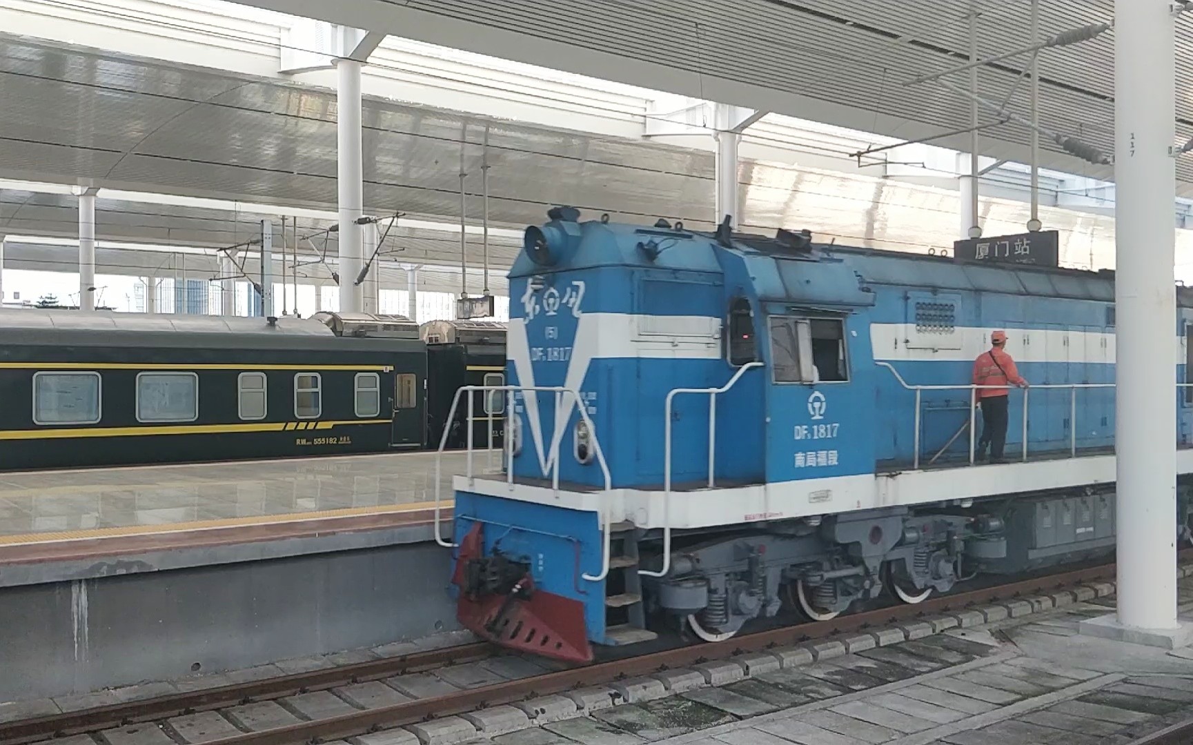 【铁路随拍】调车拍摄&南局df5 厦门站站调:南局福段df5-1817牵引z101