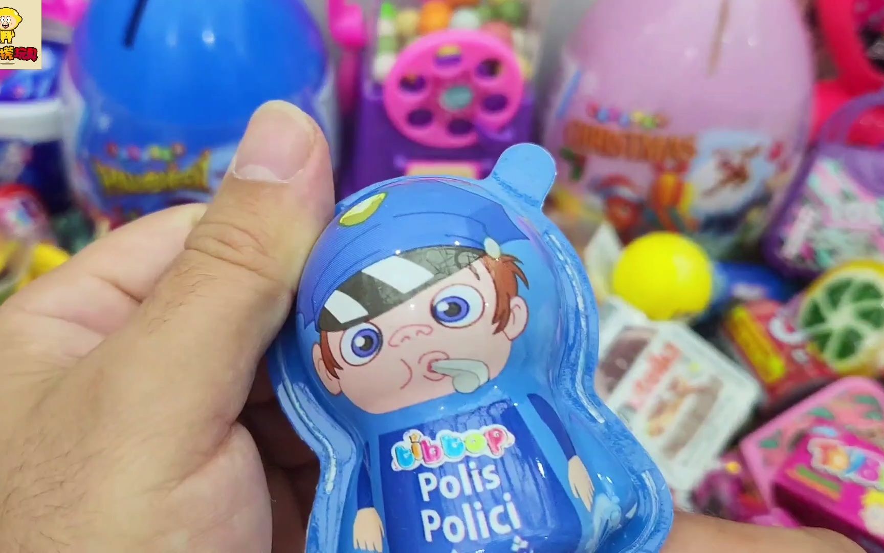 趣味奇趣蛋,这是蓝色的男孩奇趣蛋,里面是弹射玩具