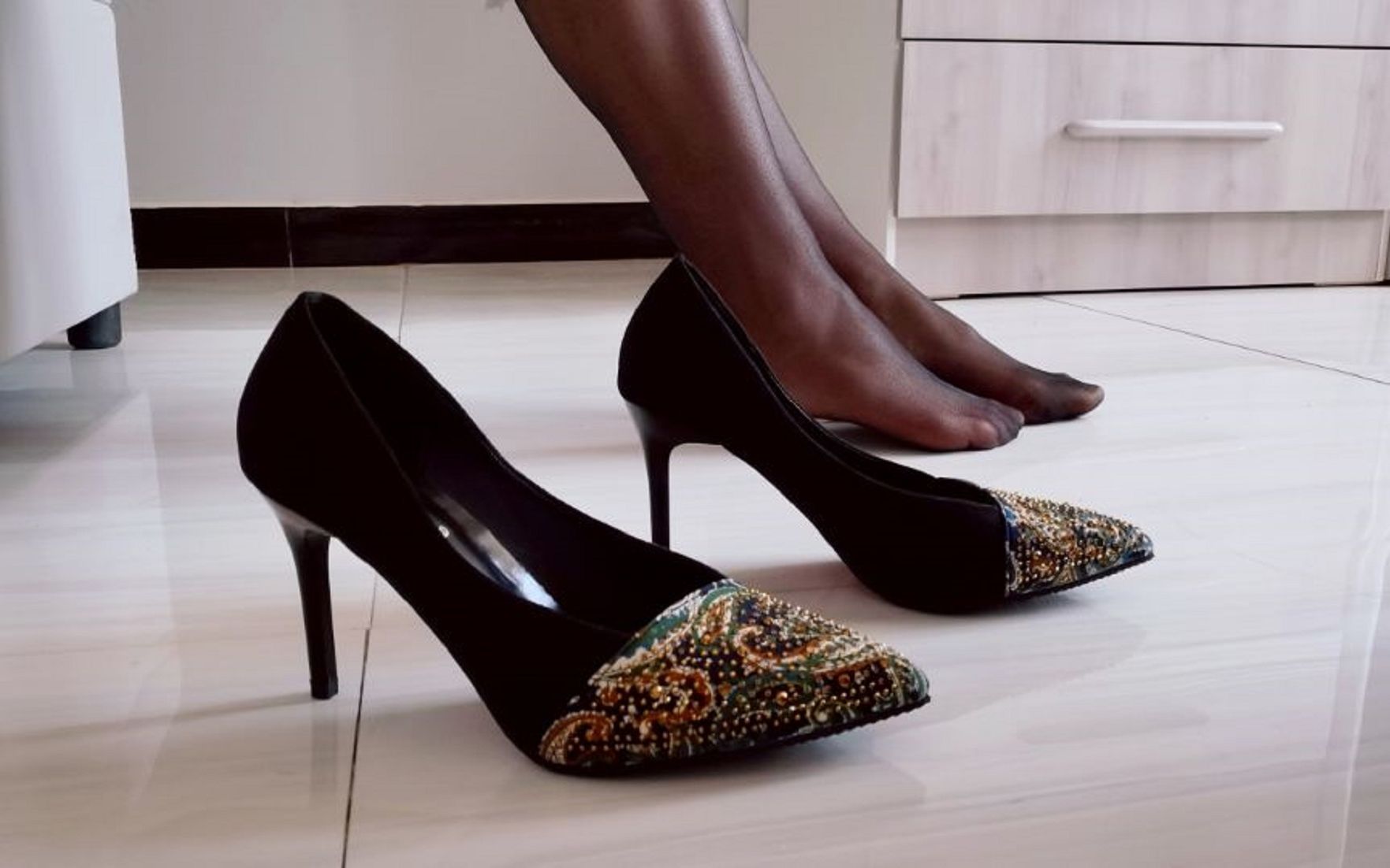 妹子脚踩10cm黑色水钻高跟鞋,试穿画面太美,展示不一样的气质!