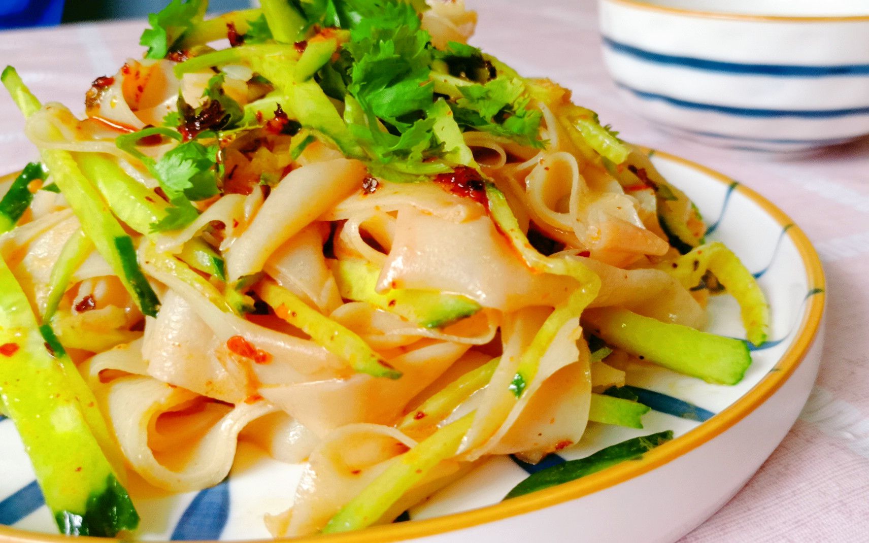 3分钟教你做懒人凉皮,劲道爽滑,简单美味,手不沾面就能成功_哔哩哔哩