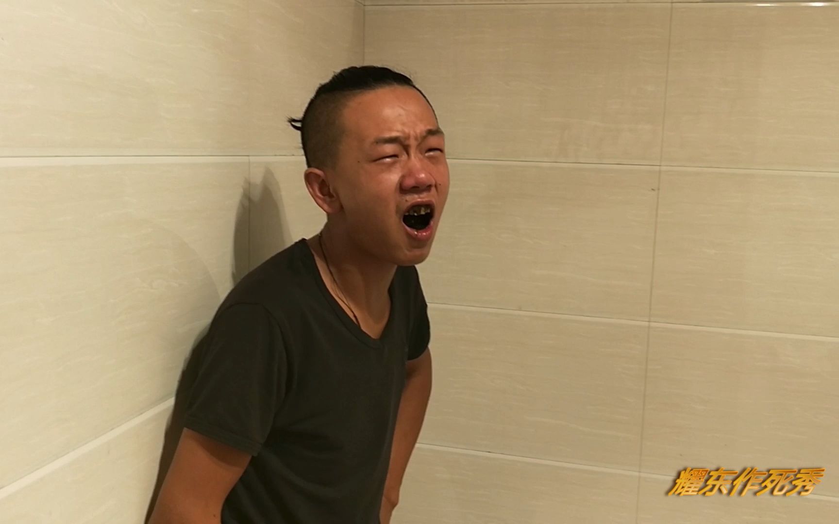 小伙搞笑挑战吃最苦的中药黄莲结果吃完后脸都变色了太尴尬了