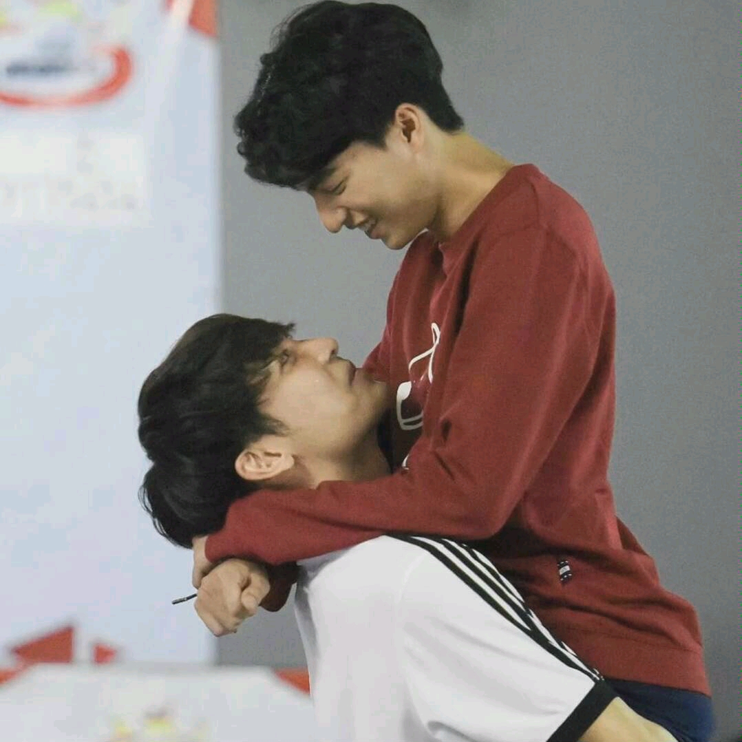 缪糕抱抱对视照片合集