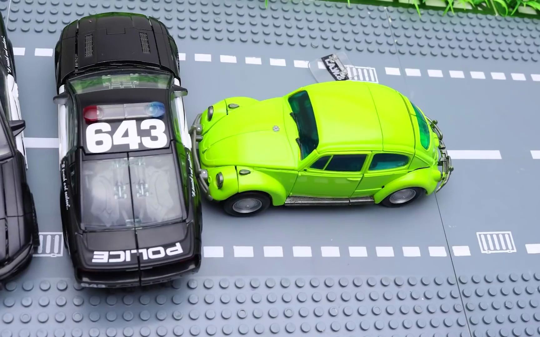 玩具故事 变形金刚定格动画 大黄蜂和乐高警车一起行动!