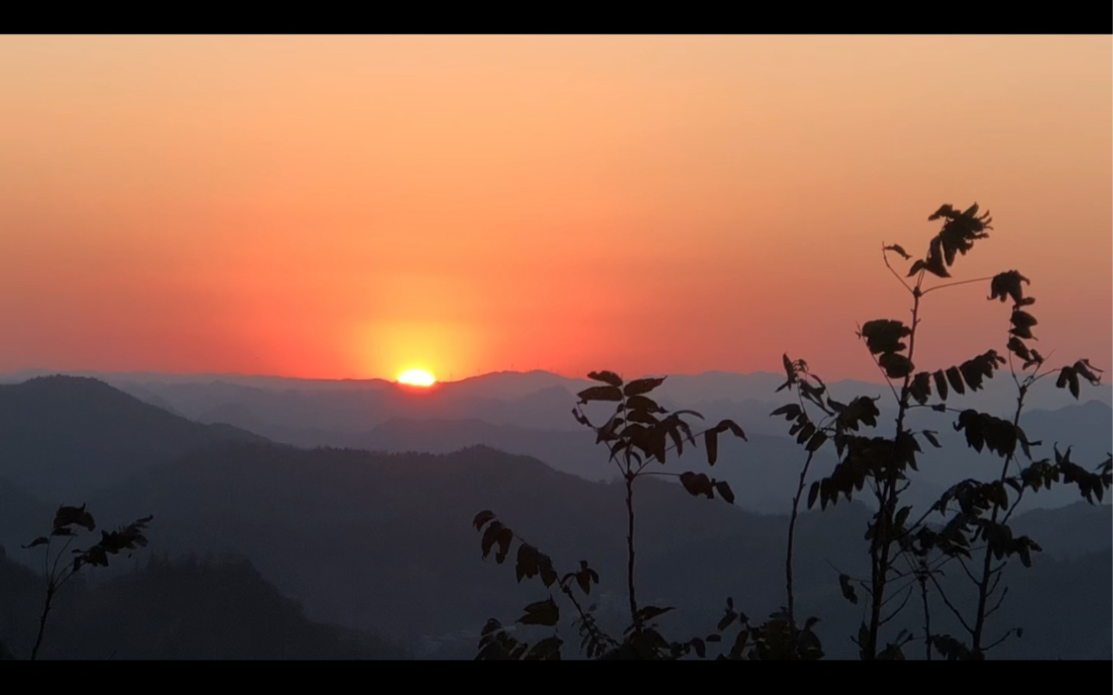 爬小县城山顶看日落.