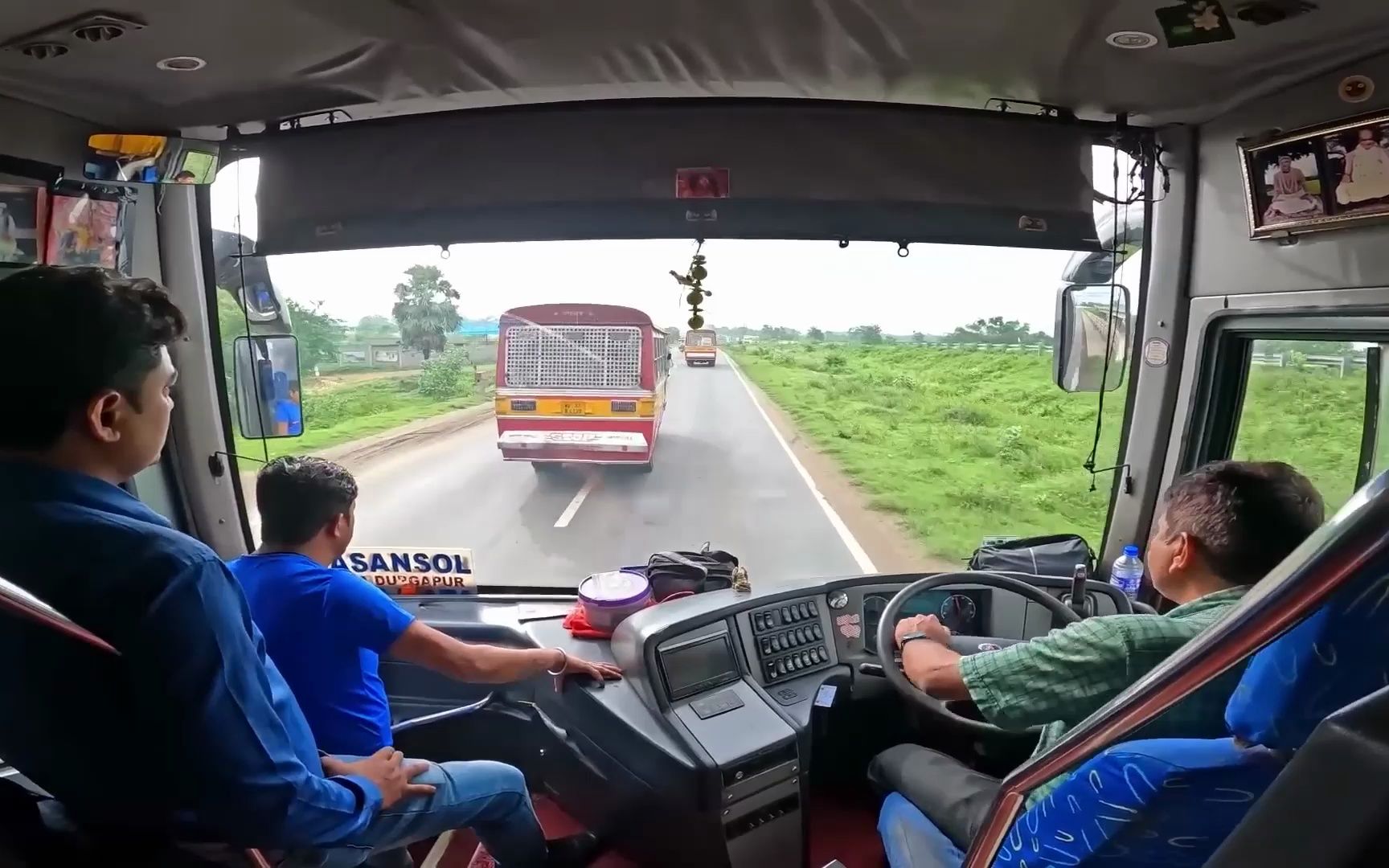 印度夺命大巴车司机超牛飙车技术,全程不带踩刹车,人都看傻了