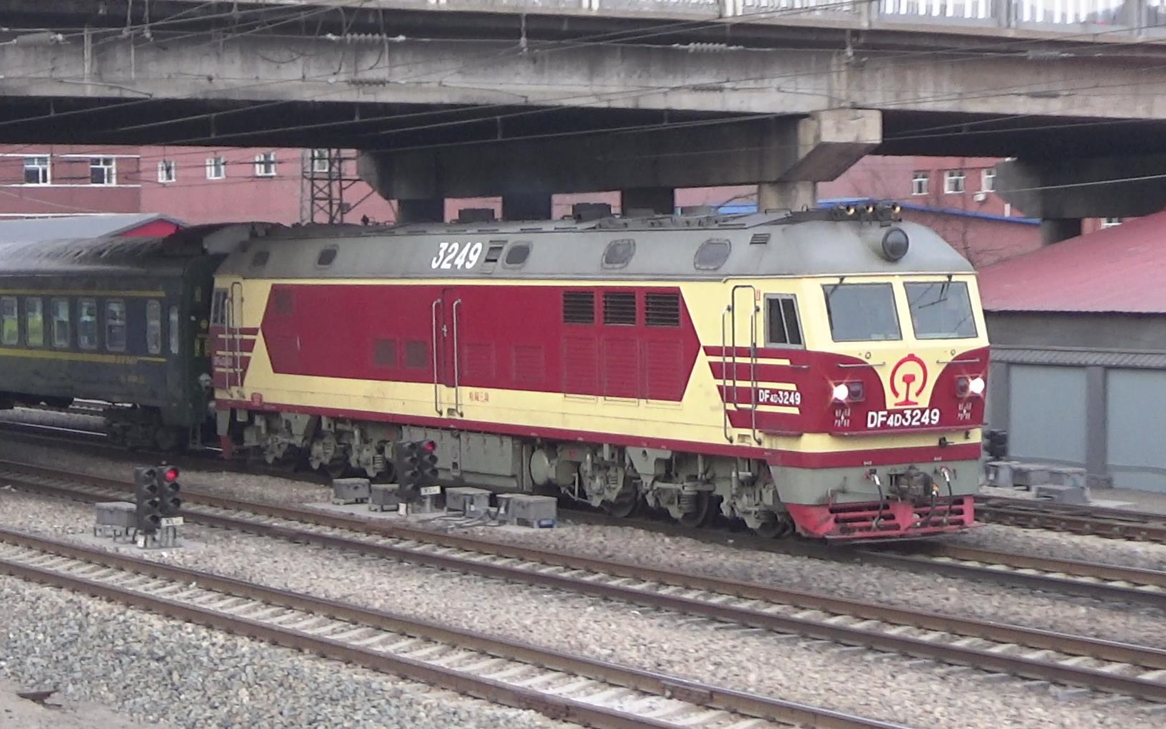 北亚号车底df4dz3249k7249次齐齐哈尔扎兰屯出平齐线齐北场20190310