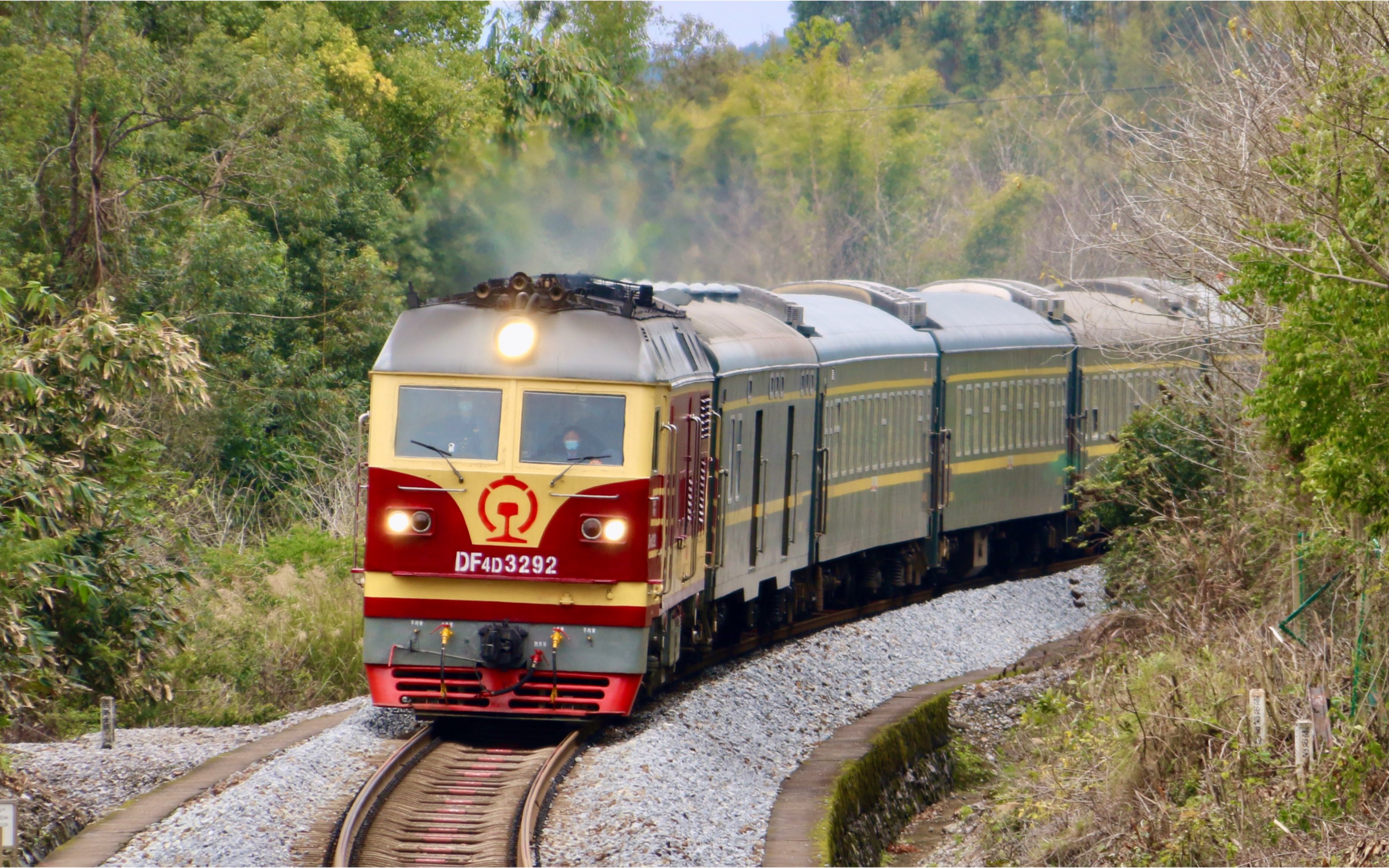 内燃机的轰鸣!东风4d3292牵引k162次列车高速通过