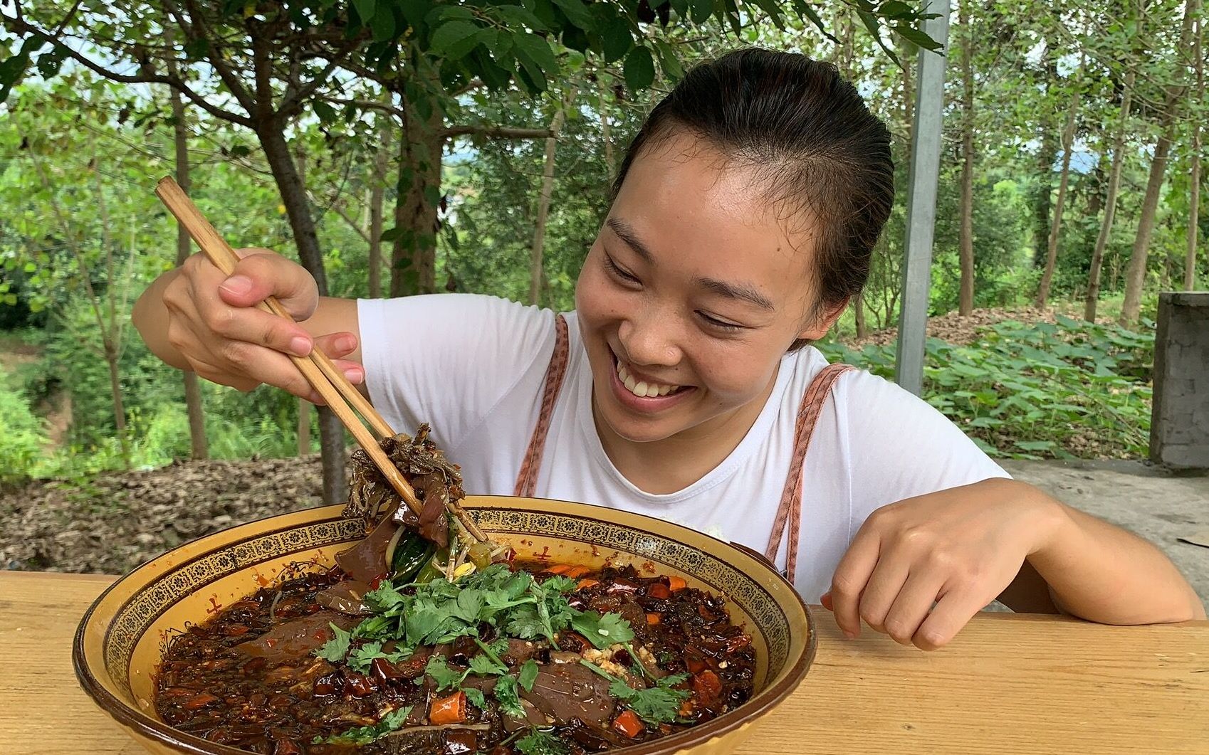 秋妹做香辣毛血旺,麻辣鲜香,百吃不厌,淋上热油那一刻,看饿了