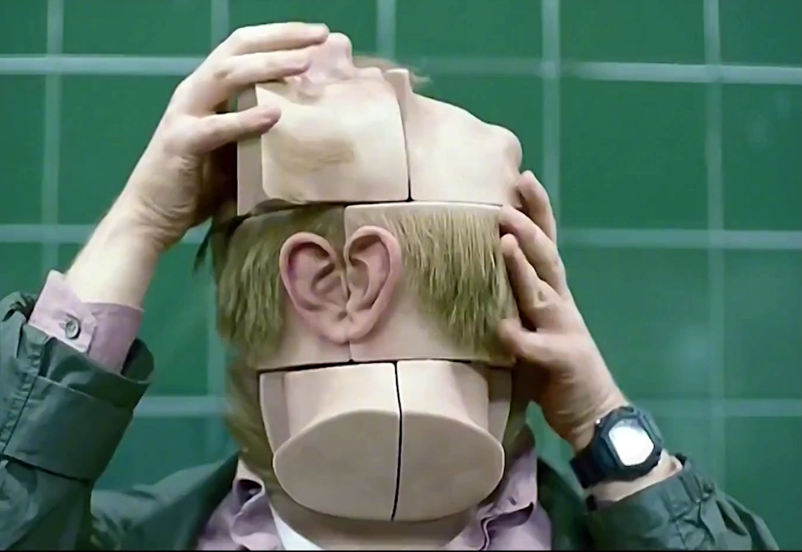 女孩喜欢玩魔方,于是把自己的脑袋改成了魔方