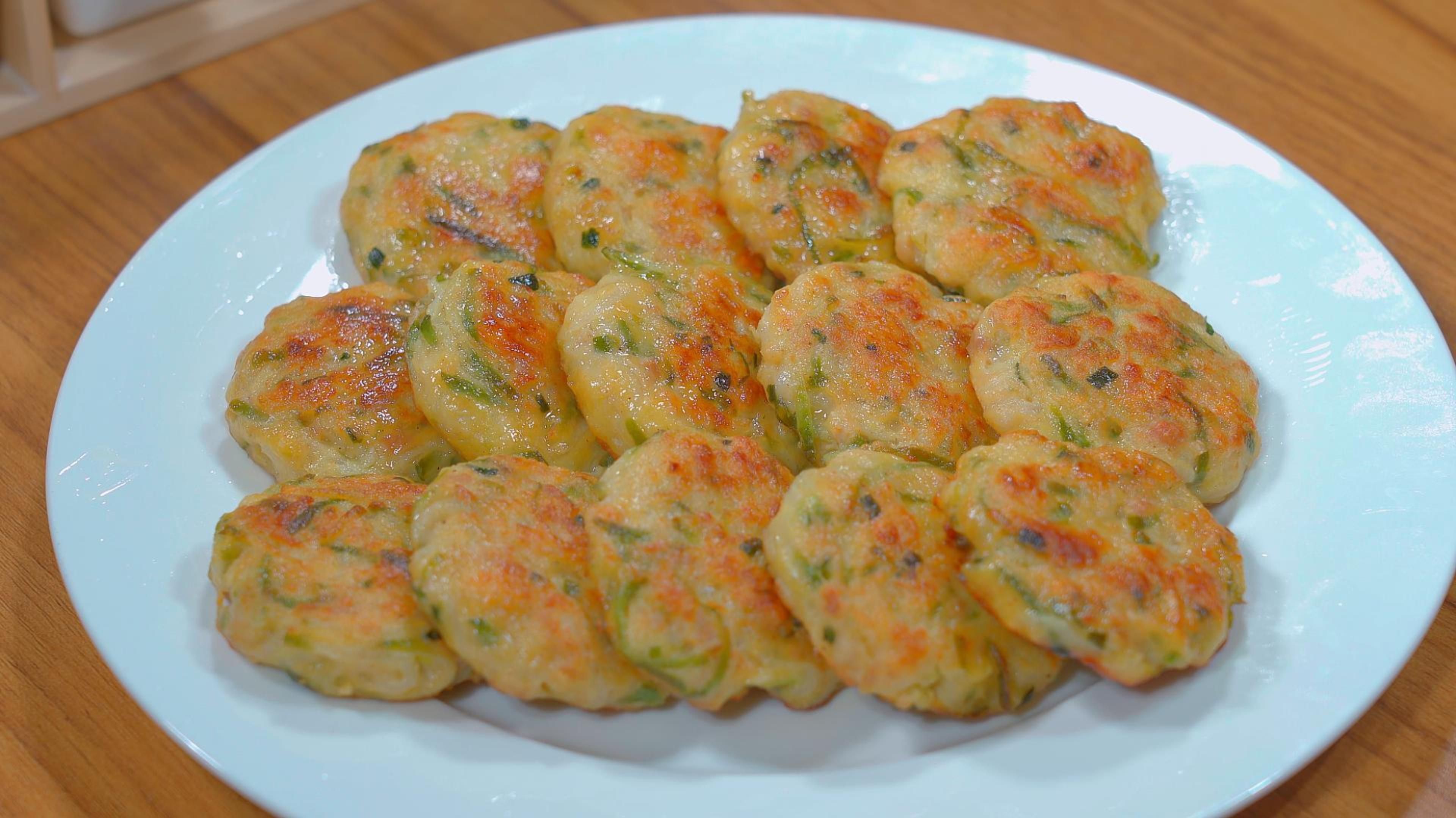 冬天要多吃萝卜,像我这样做个香煎萝卜饼,外焦里嫩,营养好吃