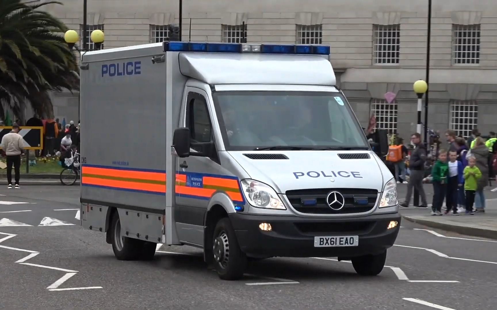 英国大都会警察eod奔驰凌特在抗议现场执勤