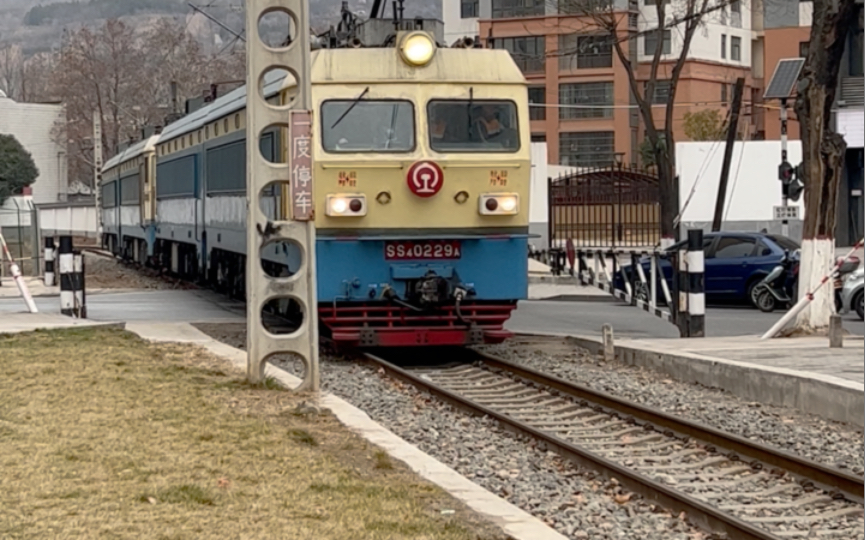 【宝鸡拍车】ss4g型电力机车准备进宝鸡厂大修