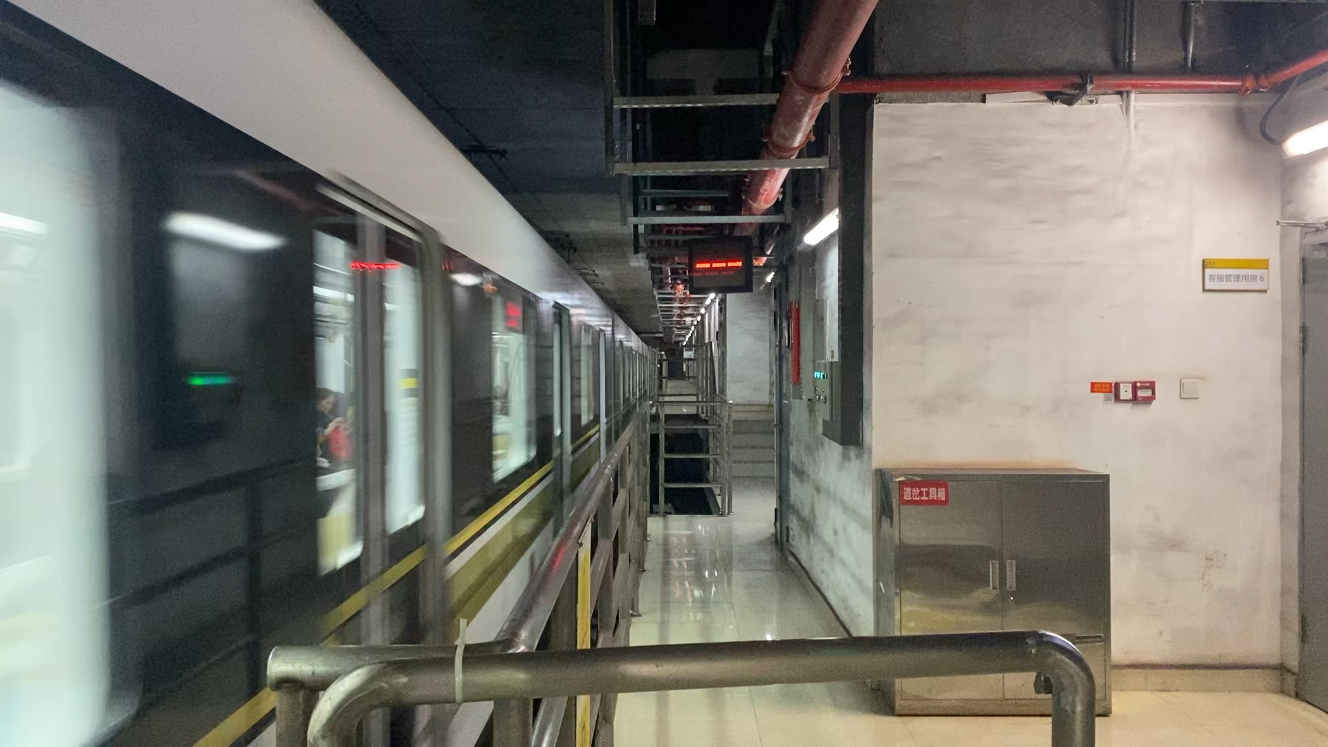 重庆轨道交通环线00064车(内环运行方向)重庆西站出站