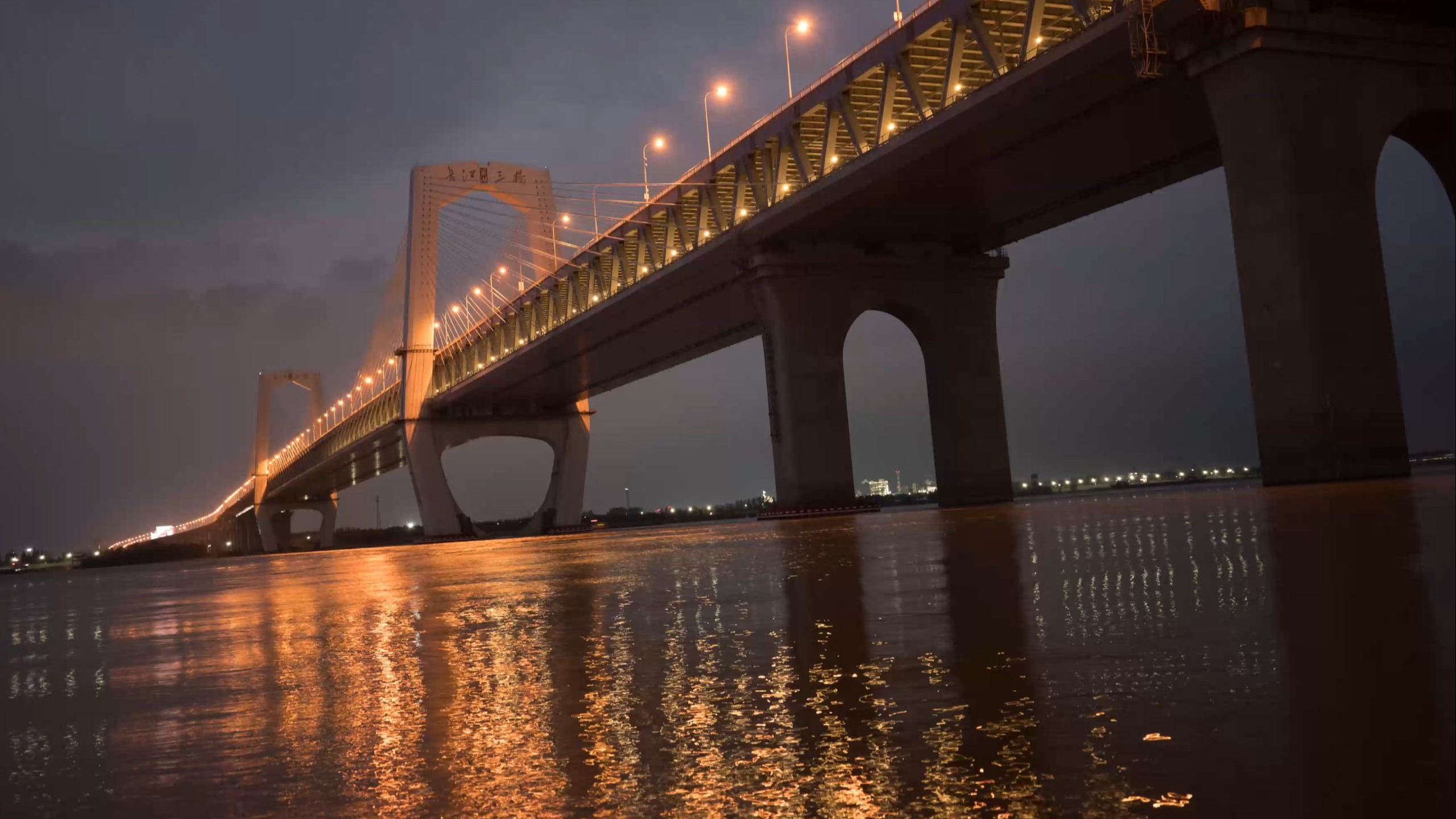 在长江三桥上看一场为城市点灯的仪式