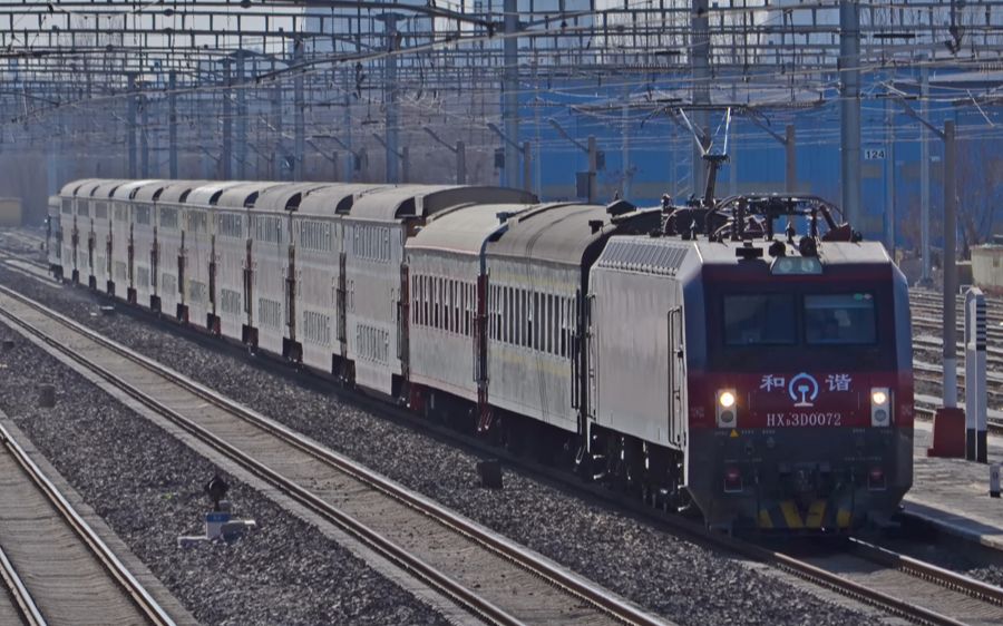 年2月2日春运期间由双层25b型客车担当的k7714次旅客列车通过琉璃河站