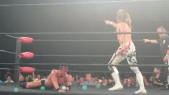 Download Video: 【ROH】2015年ROH/NJPW War Of The Worlds·第二日，1v1单打赛，Roderick Strong vs 棚桥弘至！(原声剪辑)